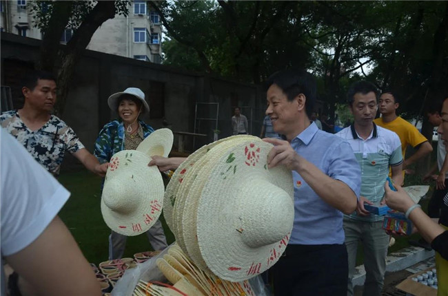 炎炎夏日送清涼，點滴關(guān)懷暖人心——城投集團各黨支部開展“送清涼”慰問一線員工活動