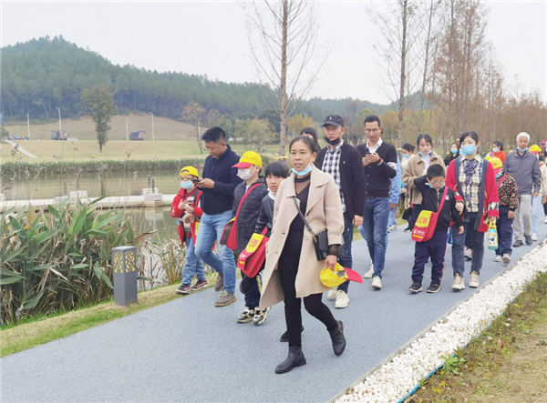 “千人市民觀察團(tuán)”走進(jìn)城投集團(tuán)龍山湖公園、陶瓷產(chǎn)業(yè)加速基地等項(xiàng)目