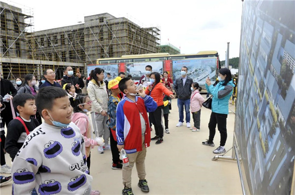 “千人市民觀察團(tuán)”走進(jìn)城投集團(tuán)龍山湖公園、陶瓷產(chǎn)業(yè)加速基地等項(xiàng)目