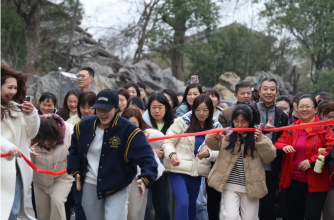 市城投集團開展“團結一心 拼搏進取 奮戰(zhàn)2025”迎新年登山、健步走活動